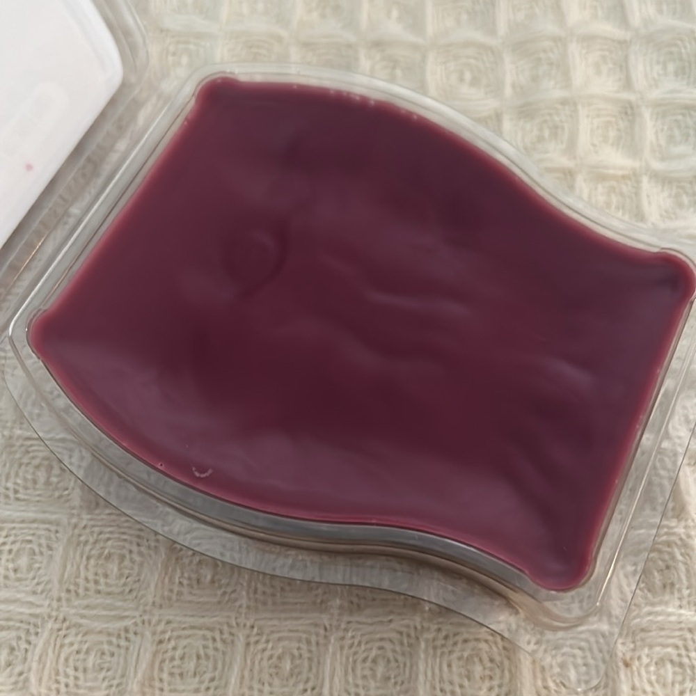 Pretty & Plum - Picture 2 of 2